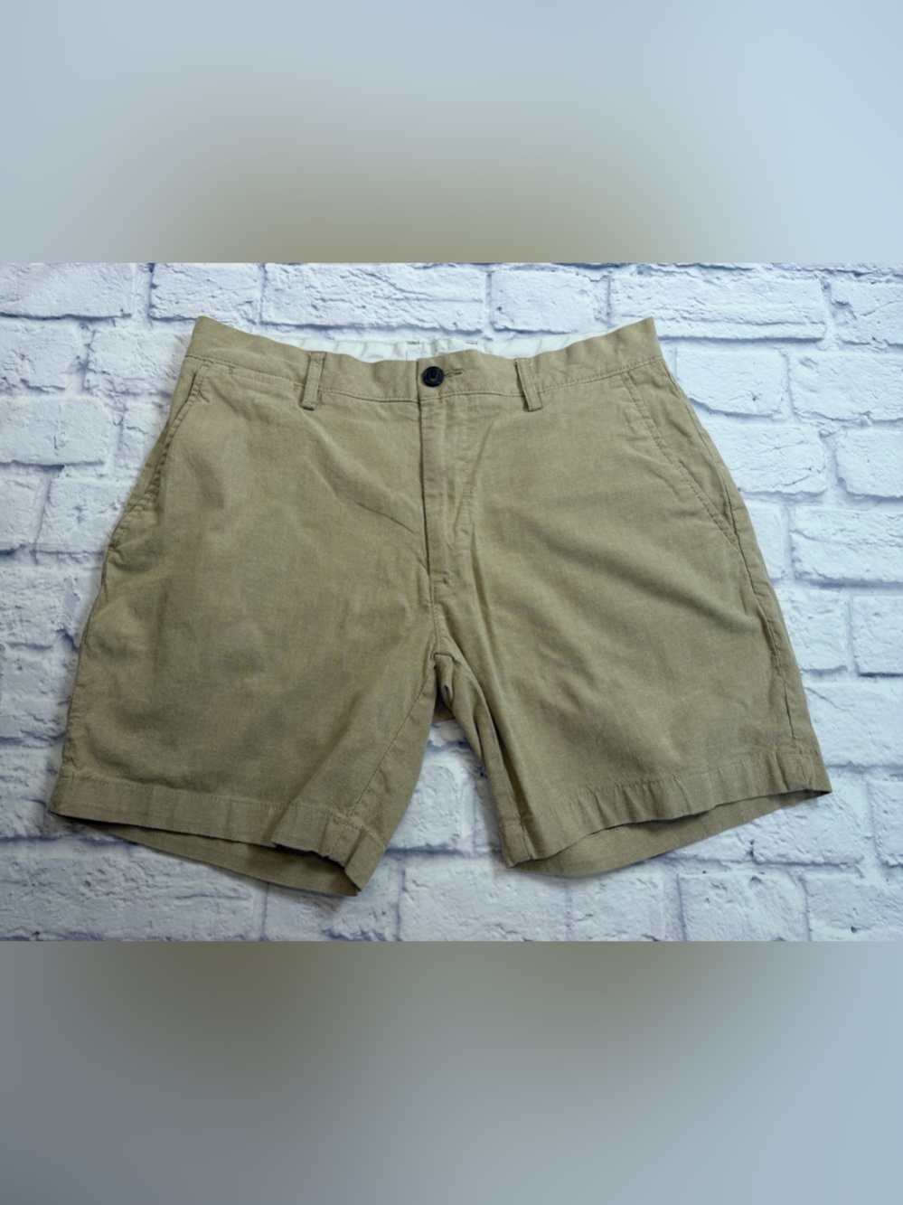 Amazon Essentials Men's Tan Flat-Front Casual Shorts. Size 32